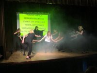 Młodzież tańczy podczas występu na scenie