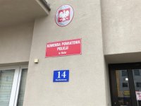 Fragment budynku z tabliczką Komendy Powiatowej Policji w Kole i numerem budynku.