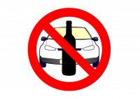 Przekreślony okrągły znak na którym widnieje samochód i butelka