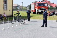 Policjanci sprawdzają umiejętności ucznia jazdy na rowerze