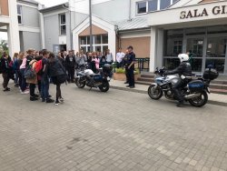 na dworze policjanci prezentują motocykle motocykle
