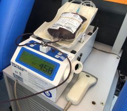 Urządzenie na którym leży pobrana krew w ilości 450 ml