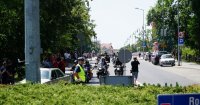 motocykle jadący ulicami miasta Koła