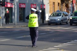 Policjant wyznacza światło zielone dla jadących z lewej strony policjanta (prosto i w lewo), dla innych kierunków zakaz jazdy