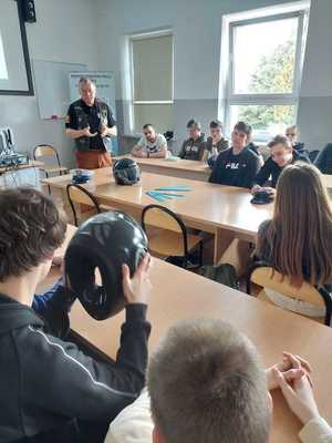 Na zdjęciu widoczni są policjanci podczas spotkania z młodzieżą szkół średnich.